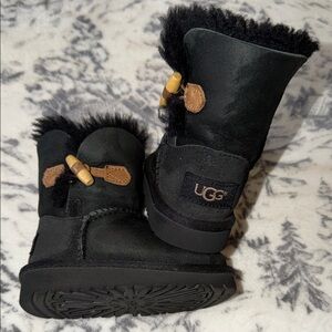 UGG Black Kids Boots with Toggle and Fur